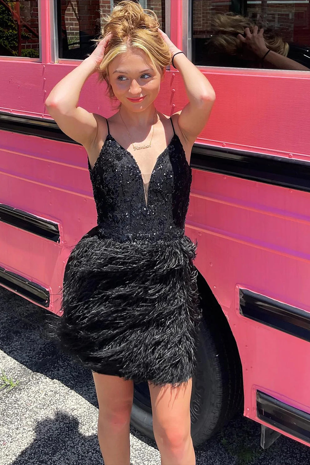 Vestido ajustado de lentejuelas para baile de bienvenida con plumas