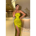 Robe de soirée longue en satin froncé sans bretelles avec fente sur la cuisse