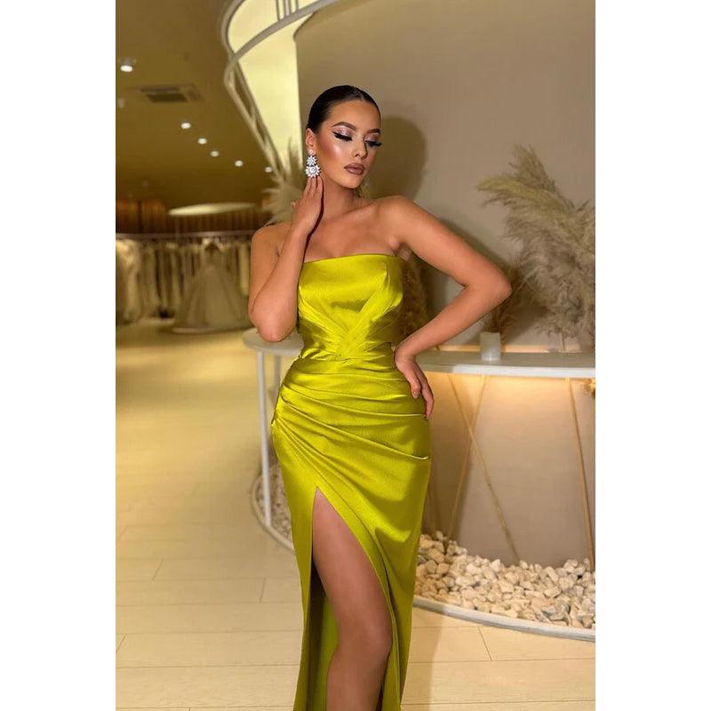 Robe de soirée longue en satin froncé sans bretelles avec fente sur la cuisse