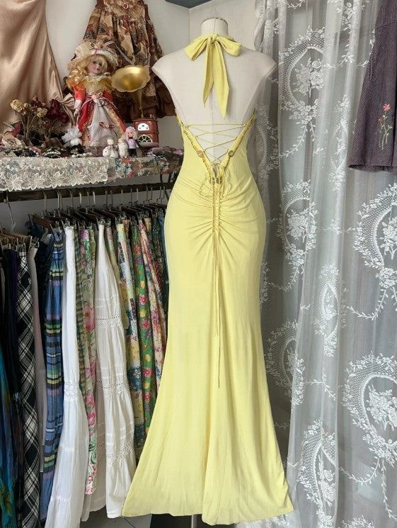 Elegante vestido largo de fiesta amarillo estilo sirena con lentejuelas y diamantes, escote halter y espalda descubierta (Y8554)