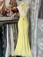 Elegante vestido largo de fiesta amarillo estilo sirena con lentejuelas y diamantes, escote halter y espalda descubierta (Y8554)