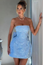 Robe de bal courte bustier sans manches en satin jacquard à lacets avec nœud