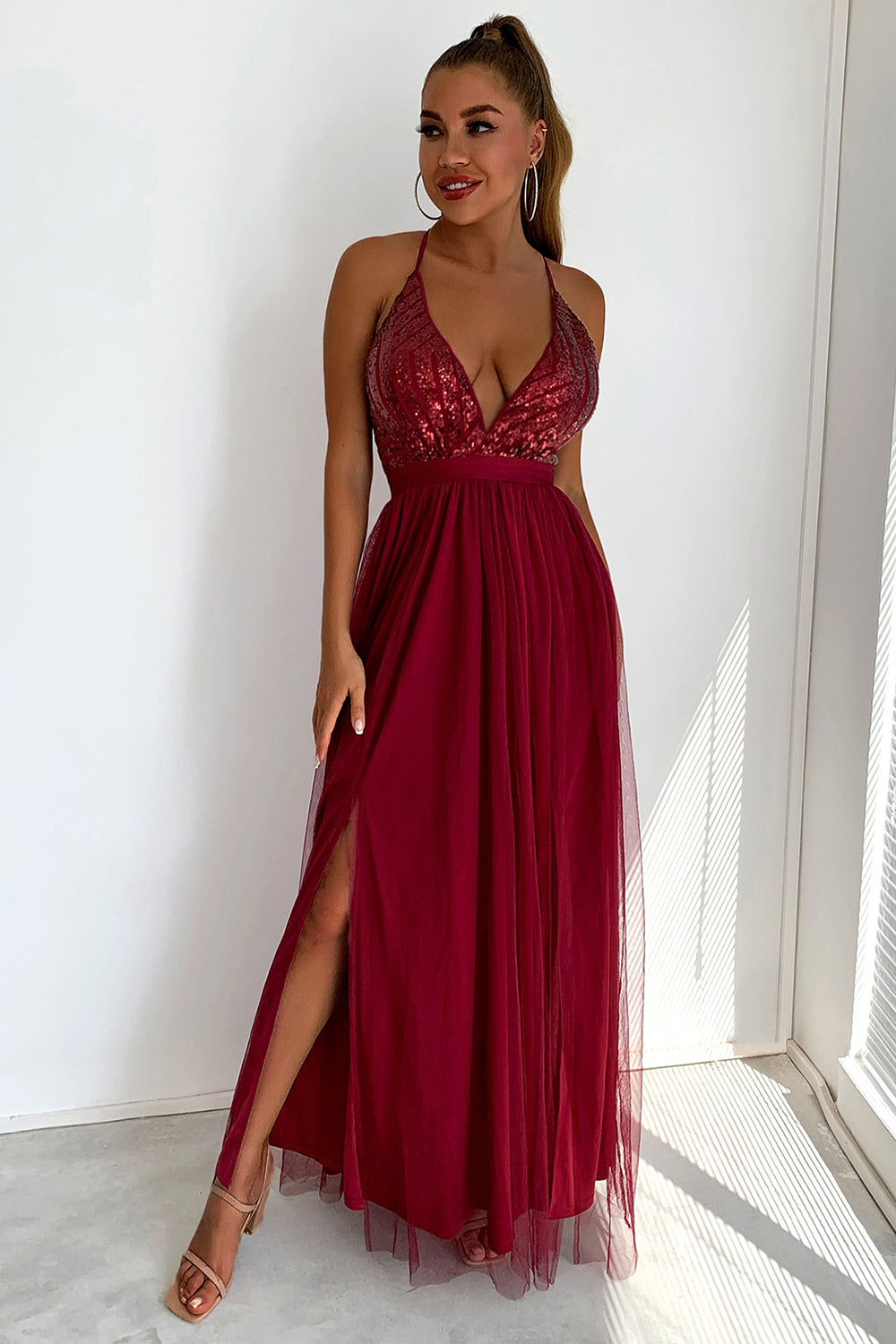 Vestido de fiesta con lentejuelas y escote en V
