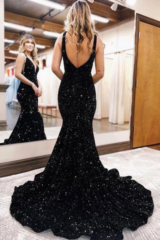 Robe de bal longue sirène à sequins et décolleté plongeant en V.