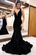 Robe de bal longue sirène à sequins et décolleté plongeant en V.