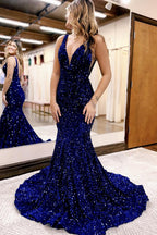 Robe de bal longue sirène à sequins et décolleté plongeant en V.