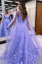 Robe de bal trapèze en dentelle florale avec manches cape 