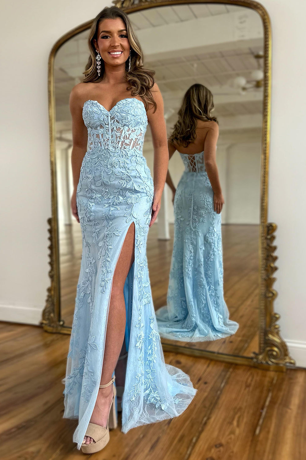 Robe de bal longue en dentelle à corset et décolleté cœur, fendue.