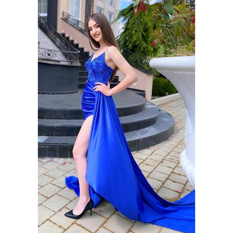 Robe de soirée longue en satin froncé à bretelles spaghetti et col en V