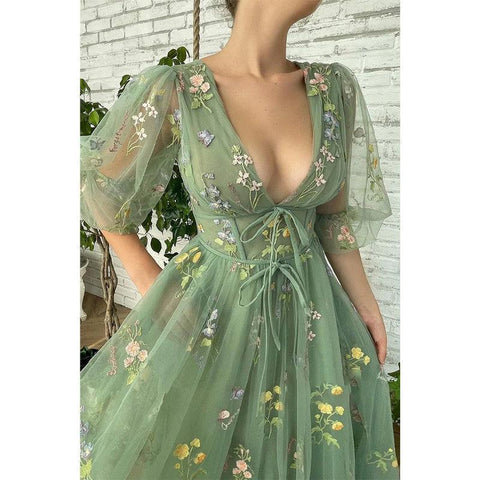 Robe de bal sexy en dentelle brodée à manches mi-longues et col en V avec poches