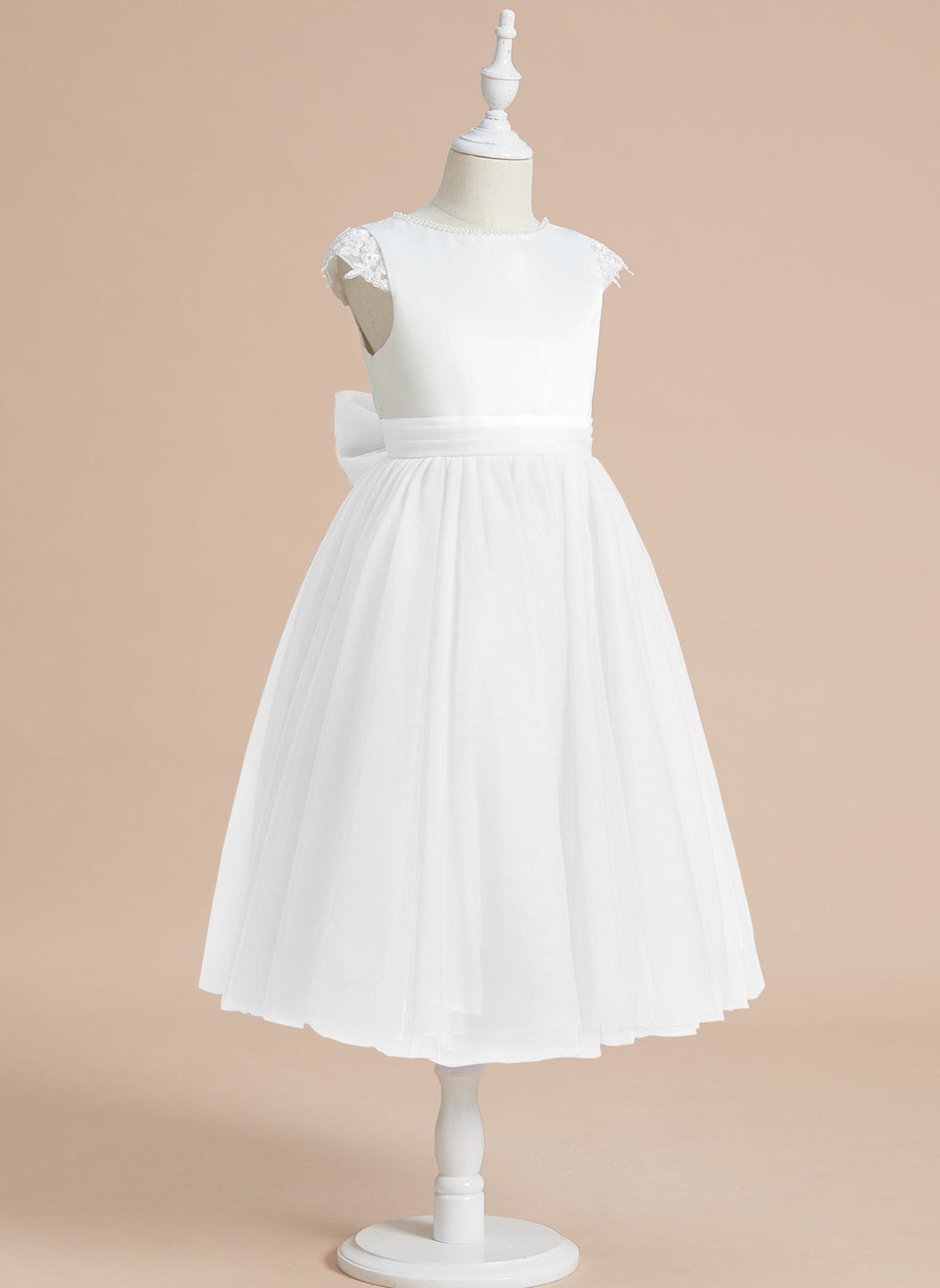Vestido de Primera Comunión de corte A, de satén y tul, hasta la rodilla. 