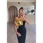 Vestido de fiesta de noche con mangas largas, corte tubo/columna y hombros descubiertos, con flores