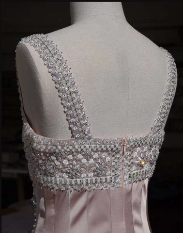 Vestido de fiesta de lujo color nude satinado con cuentas de diamantes bordadas a mano Y4542