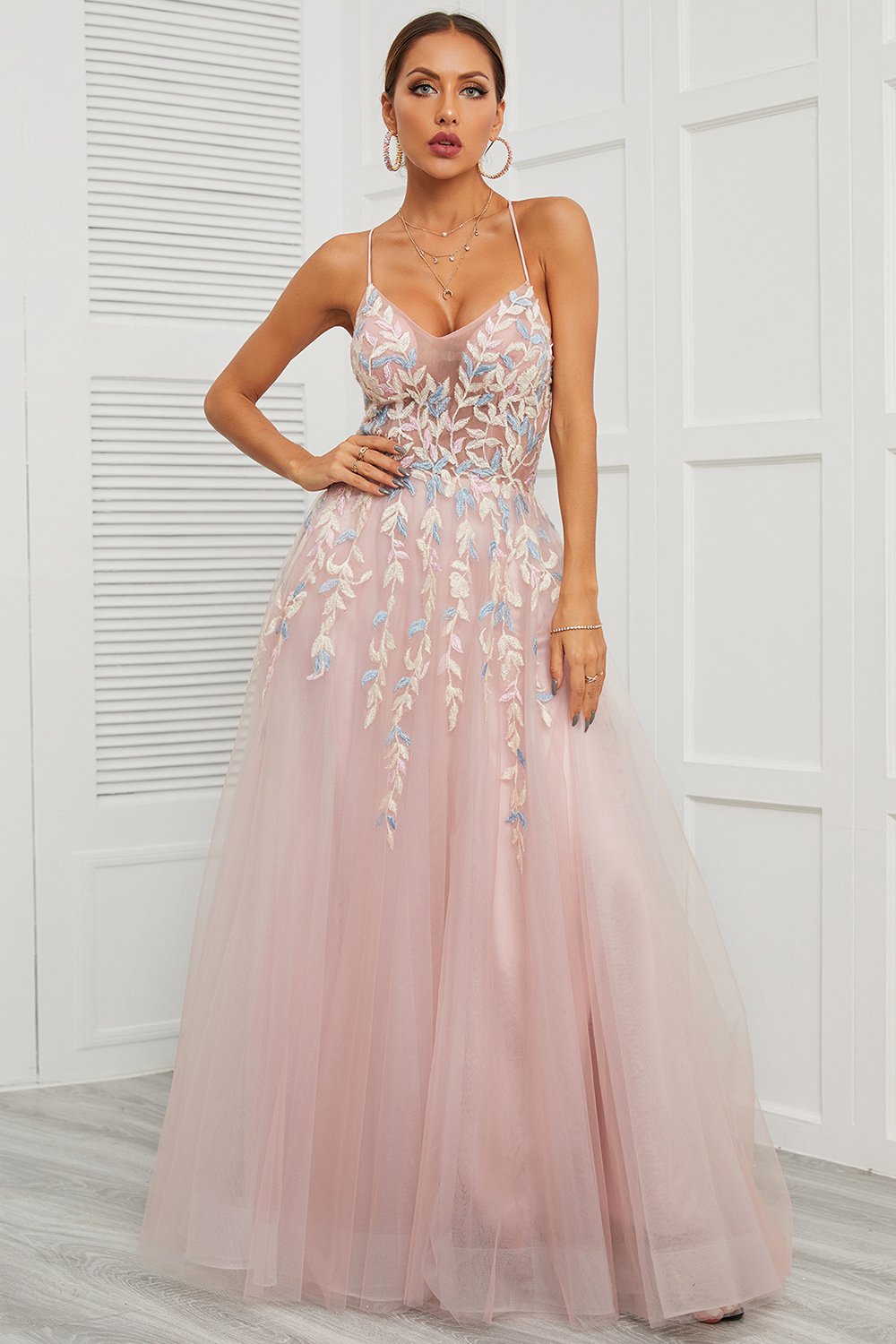 Robe de bal rose en tulle à fines bretelles