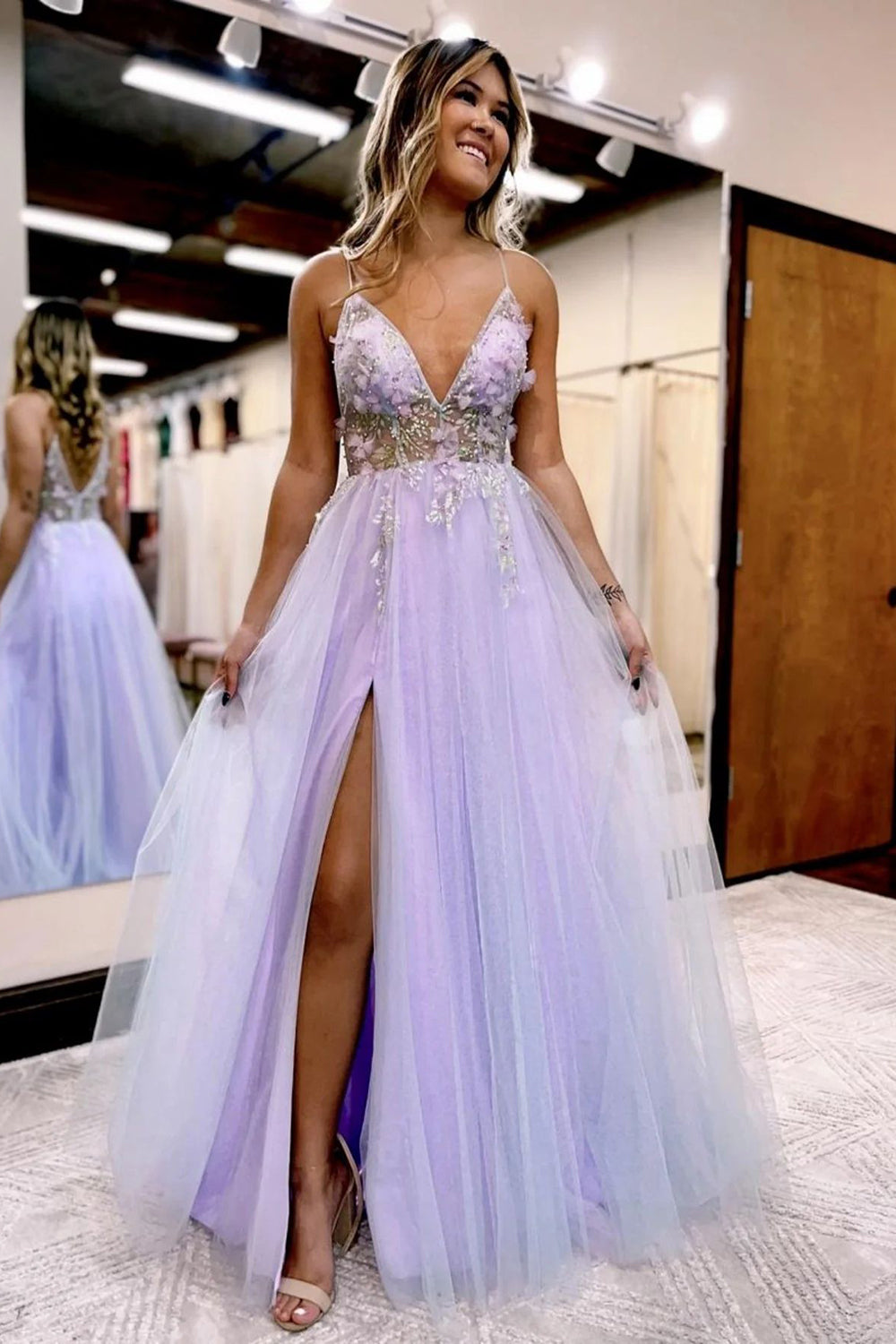 Vestido largo de fiesta lila de corte A con tirantes finos y abertura frontal