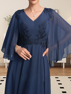 Vestido de corte A, escote en V, largo hasta la rodilla, de gasa, encaje, con lentejuelas y pedrería para la madre de la novia.