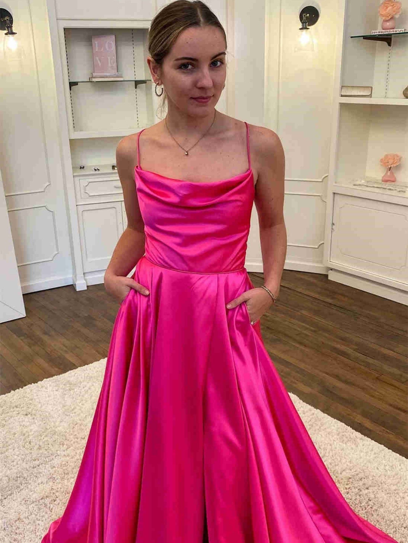 Vestido de fiesta de satén con cuello drapeado y corte en A con abertura