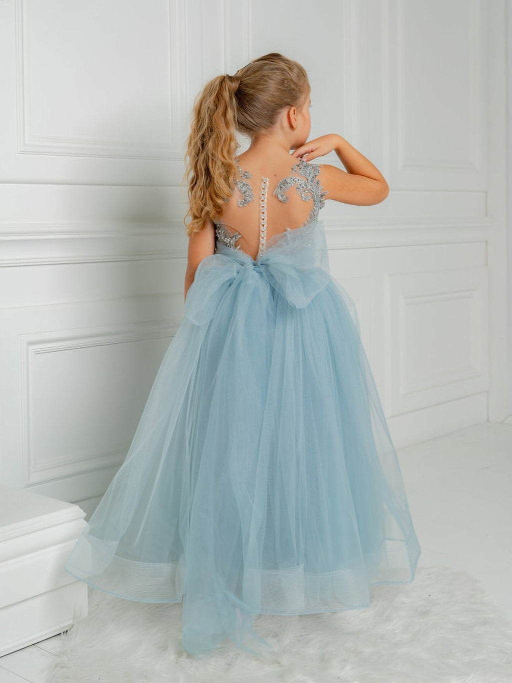 Robe de bal bleue sans manches, adorable robe de demoiselle d'honneur ornée de perles.