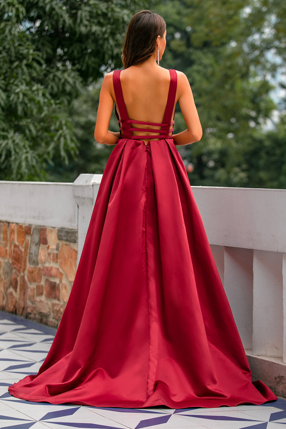 Vestido de fiesta de satén burdeos con escote en V profundo y corte en A