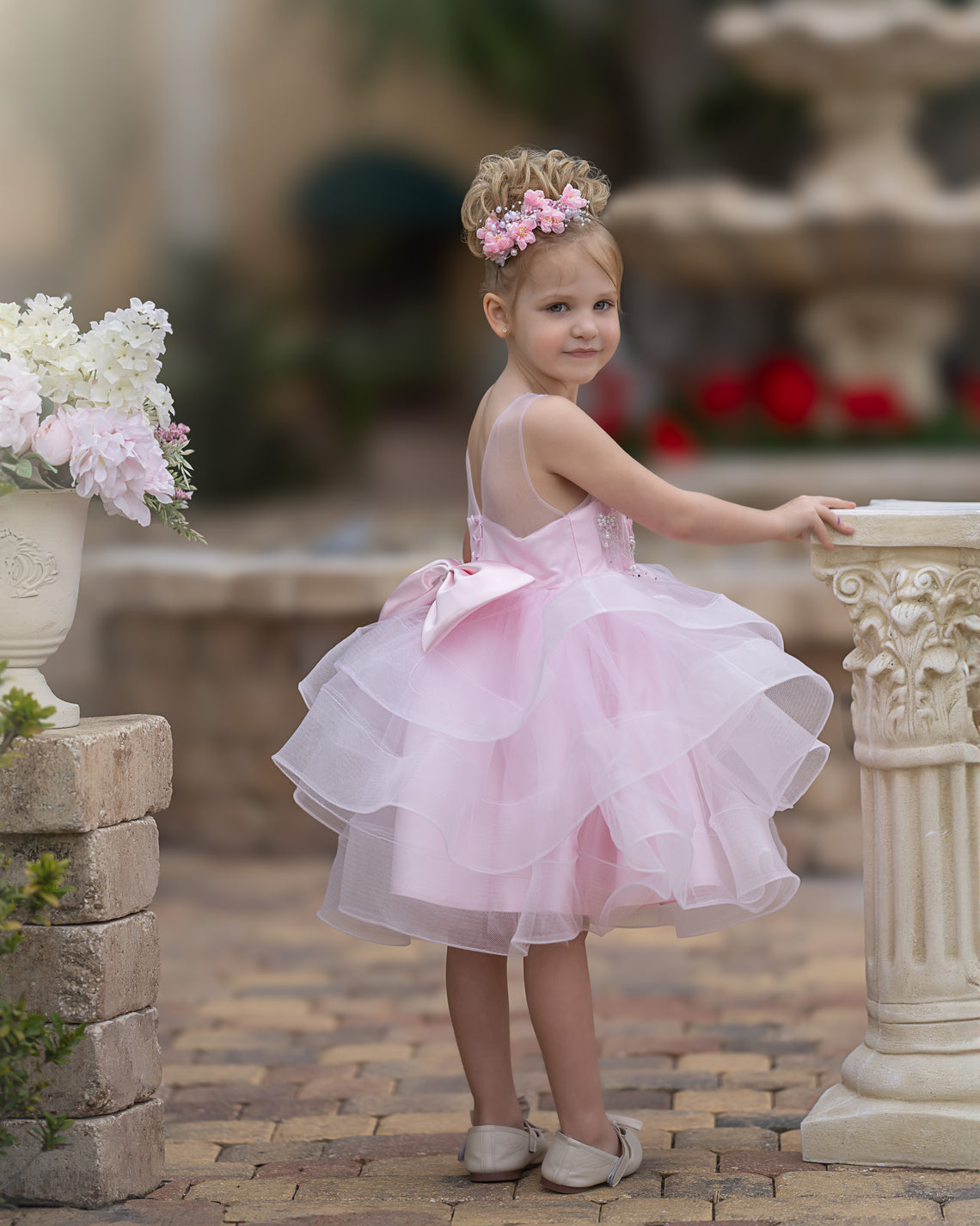 Elegante vestido rosa de niña de las flores hasta la rodilla con apliques florales 