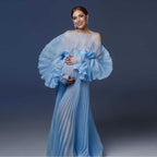 Elegante vestido premamá azul plisado para sesión de fotos, mangas abullonadas, vestido de organza transparente para fotografía de baby shower.