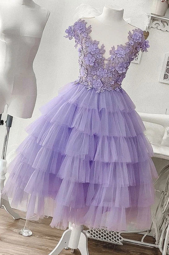 Vestidos cortos de fiesta de bienvenida con apliques de tul lila en línea A y capas 