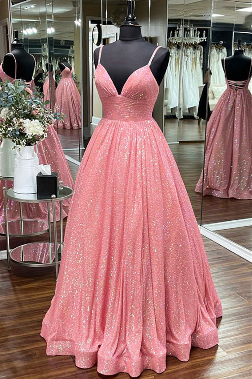 Robe de bal longue trapèze à fines bretelles et sequins