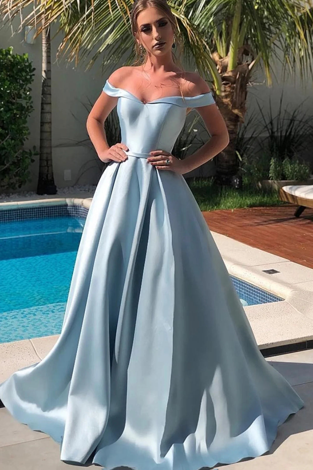 Vestido largo de fiesta azul con hombros descubiertos