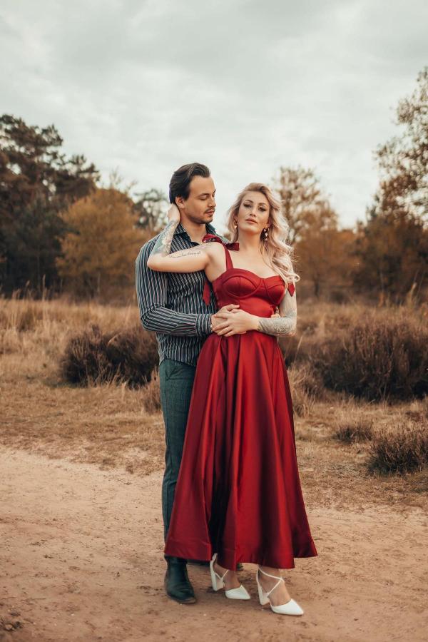 Vestido de fiesta burdeos con tirantes, escote corazón y mangas, disponible en línea