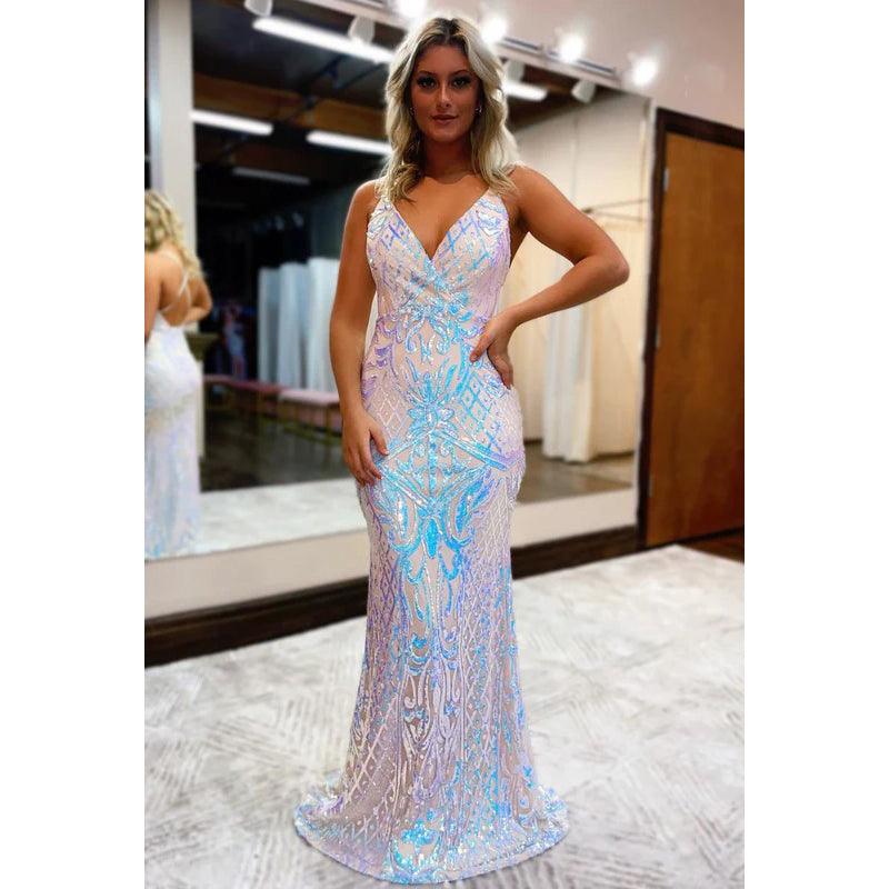 Robe de soirée fourreau glamour et spectaculaire à bretelles spaghetti et décolleté en V, paillettes et dos nu