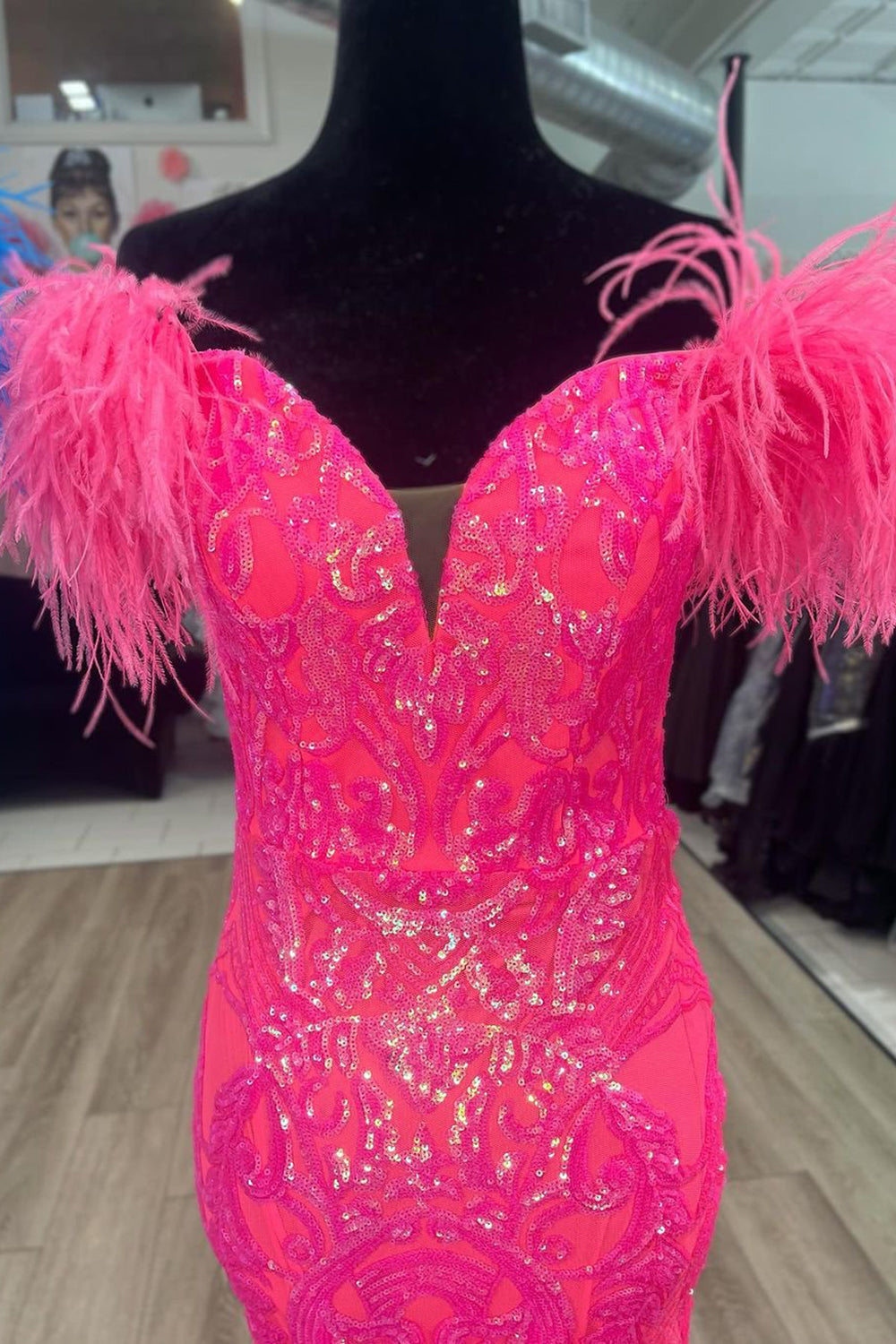 Robe de bal longue sirène rose fuchsia/bleu à épaules dénudées et paillettes, ornée de plumes.