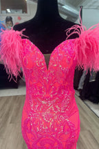 Robe de bal longue sirène rose fuchsia/bleu à épaules dénudées et paillettes, ornée de plumes.