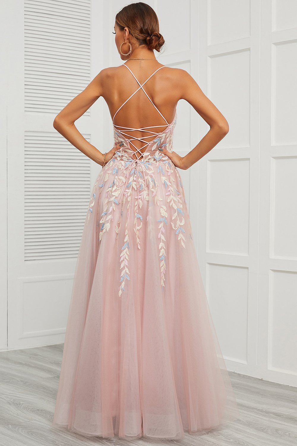 Robe de bal rose en tulle à fines bretelles