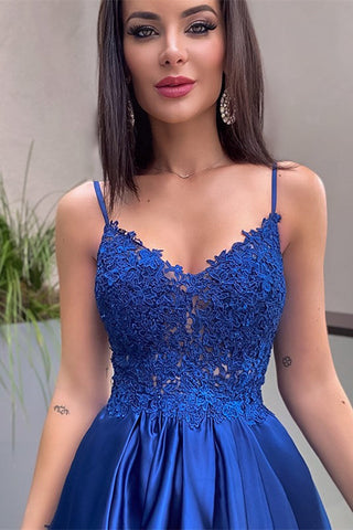 Vestido de graduación azul real con tirantes finos, apliques de encaje y elegantes bolsillos.