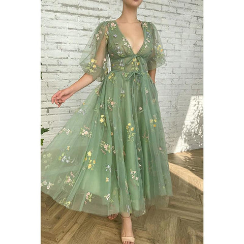 Robe de bal sexy en dentelle brodée à manches mi-longues et col en V avec poches