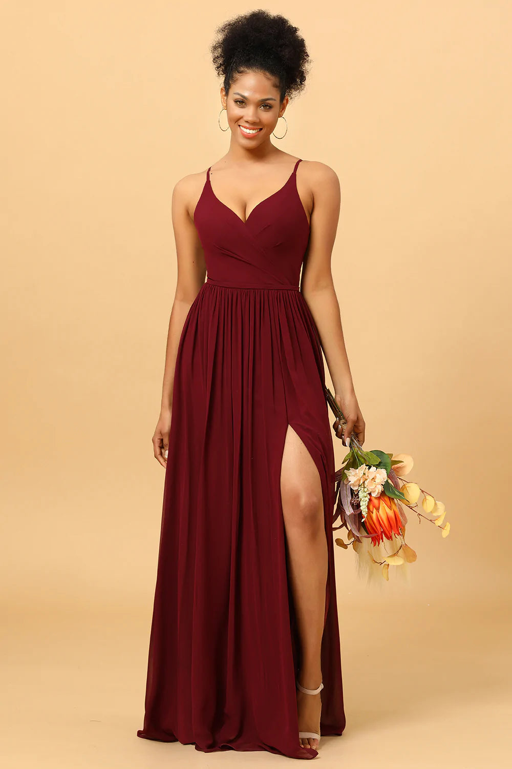 Vestido de dama de honor corte A, de gasa color burdeos con abertura