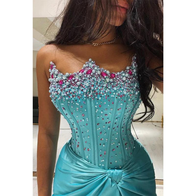 Robe de soirée longue à bretelles, fourreau/colonne, bleue, ornée de perles 