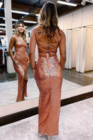 Vestido largo de fiesta azul con lentejuelas, tirantes finos y corte sirena, con abertura frontal.