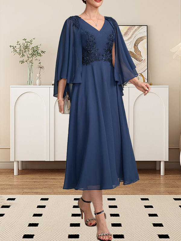 Vestido de corte A, escote en V, largo hasta la rodilla, de gasa, encaje, con lentejuelas y pedrería para la madre de la novia.