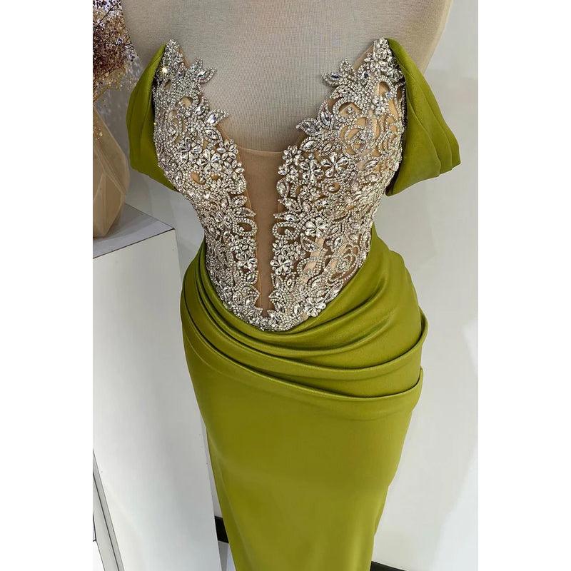 Robe de bal glamour et spectaculaire à col en V, manches courtes, froncée et strass
