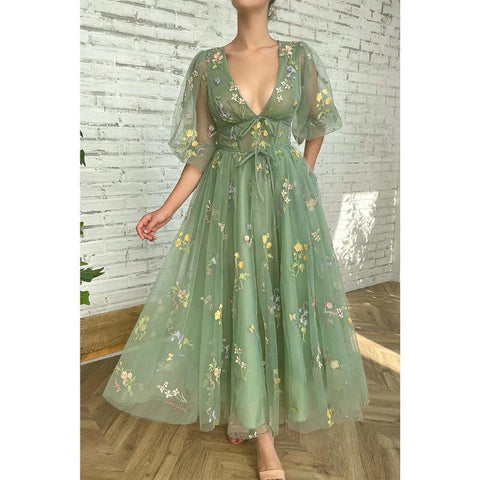 Robe de bal sexy en dentelle brodée à manches mi-longues et col en V avec poches