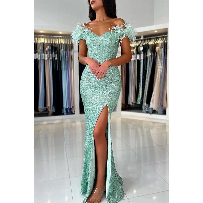 Vestido largo formal de fiesta con hombros descubiertos, lentejuelas y plumas, corte tubo/columna, con abertura 