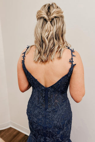 Vestido de fiesta de sirena con tirantes finos y apliques