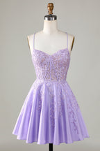 Precioso vestido de fiesta de línea A con tirantes finos, corsé y apliques.