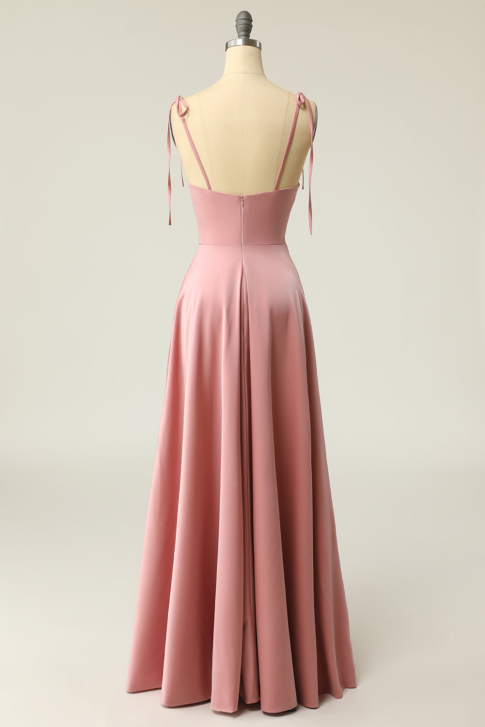 Vestido largo de fiesta verde claro con tirantes finos y corte en A con lentejuelas
