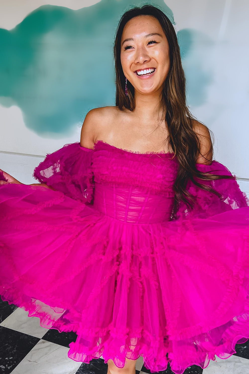 Vestido corto de fiesta de bienvenida, corte en A, manga abullonada, corsé fucsia y volantes