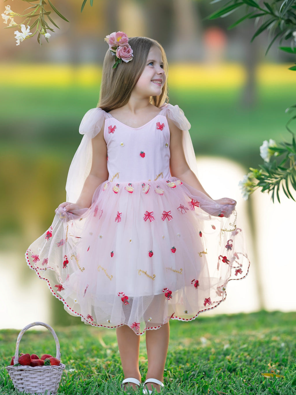 Vestido de niña de las flores de tul hasta la rodilla con bordado de fresas 