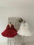Vestido festivo de tul con escote en V profundo y lentejuelas hasta la rodilla, ideal para fiestas navideñas y de fin de año. 