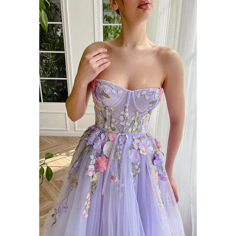 Robe de soirée longue bustier en tulle à fleurs appliquées, coupe trapèze
