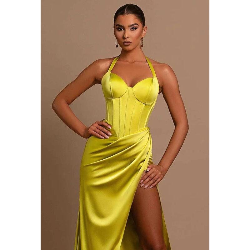Robe de soirée longue froncée à col licou et décolleté en cœur avec fente sur la cuisse